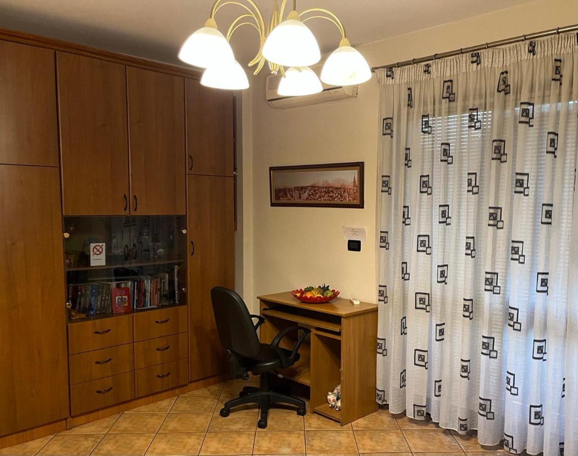 Kristi'S Apartment In The Heart Of Тирана Екстериор снимка